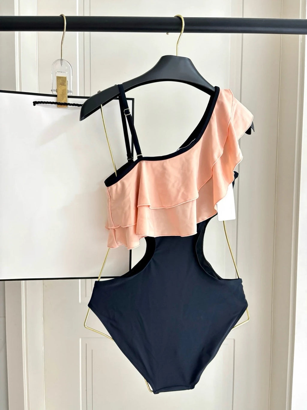 Figure-Flattering Color Block One Shoulder Bathing Suit