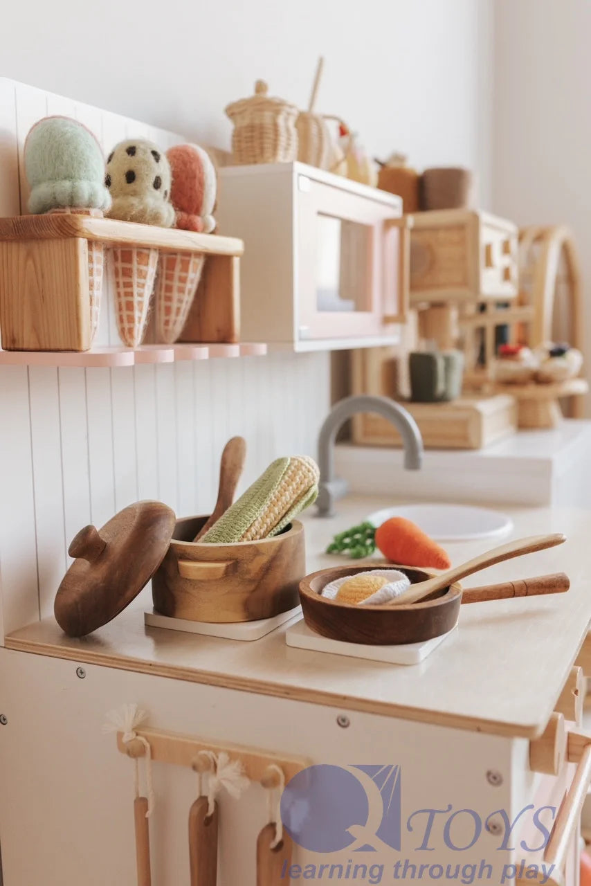 QToys Australia (USA) MAHOGANY PAN & POT SET