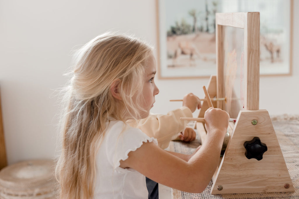 QToys Australia (USA) 4 IN 1 TABLE EASEL